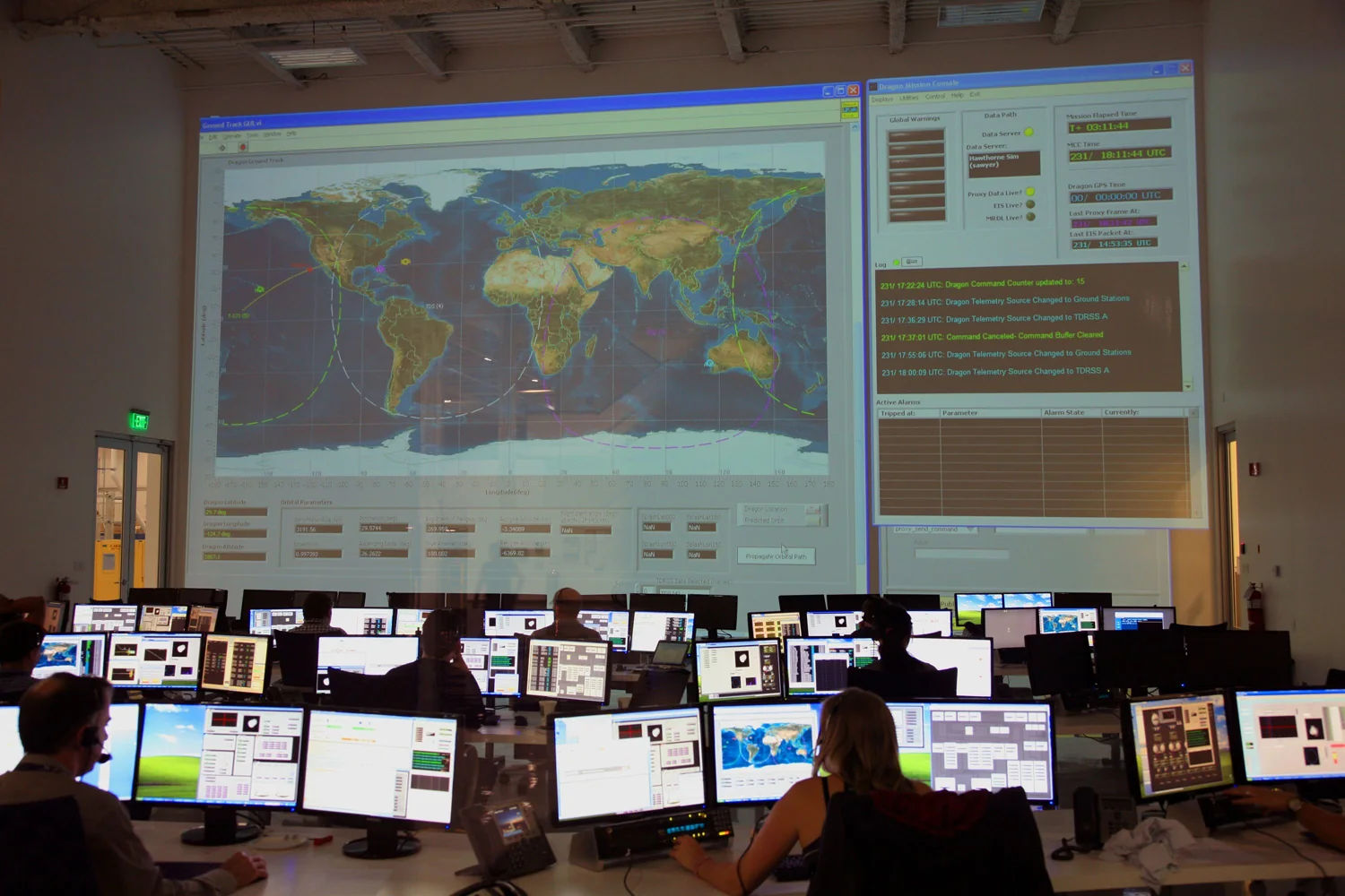 Sala de controle com diversos monitores