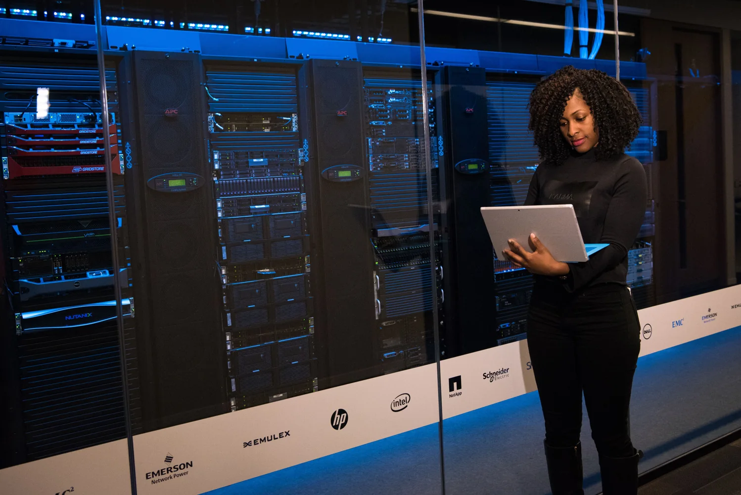 Profissional de tecnologia em ambiente de datacenter